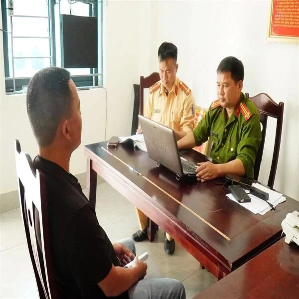 Xử phạt tài xế đỗ xe chắn lối đi, gây cản trở giao thông