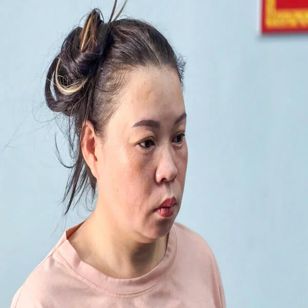 Người phụ nữ hành hung hai nhân viên gác chắn đường sắt bị bắt