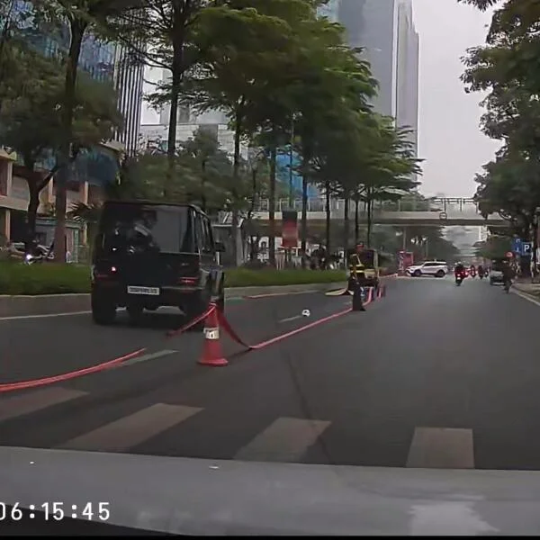 Merc G63 đâm tử vong cụ ông rồi bỏ ô tô rời khỏi hiện trường