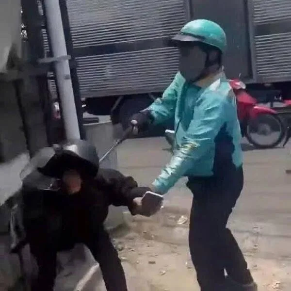 Xử lý tài xế xe công nghệ dùng gậy kim loại đánh người sau va chạm giao thông