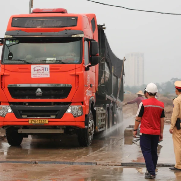 CSGT vào tận công trường, yêu cầu tài xế rửa sạch xe trước khi ra đường