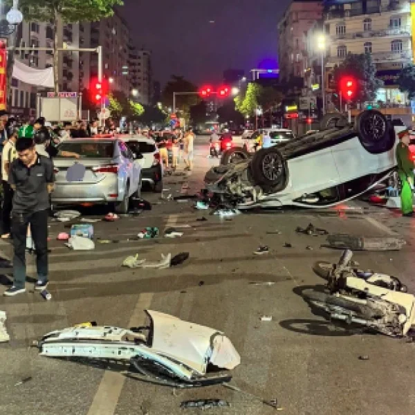 Khởi tố tài xế xe Lexus tông liên hoàn 5 ô tô ở Hà Nội