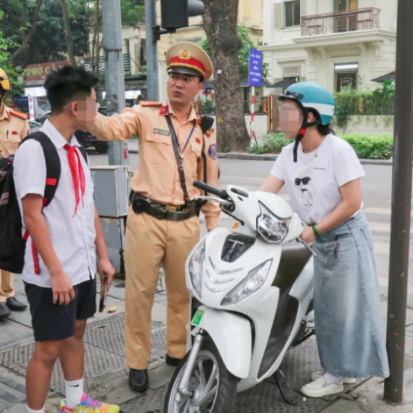 Hà Nội: Bị CSGT tuýt còi, mẹ xúi con nói dối tuổi để né phạt nhưng người con chọn trung thực