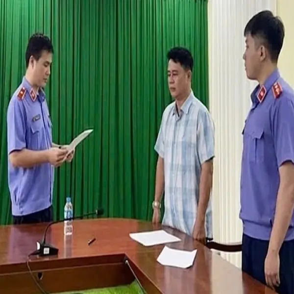 CÚ "BẺ LÁI" ĐỔ LỖI CHO NỮ SINH TỬ VONG TẠI VĨNH LONG