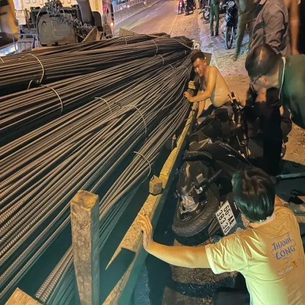 Hàng chục tấn thép rơi từ ôtô đầu kéo đè trúng xe máy