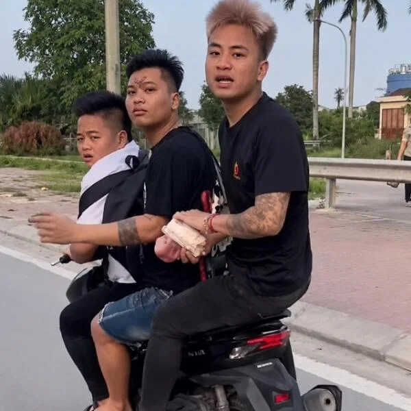 Ba thanh niên đi xe máy không biển số, dùng dép đánh người ở Hải Phòng