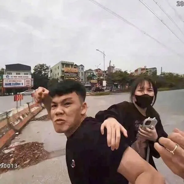 Chở bạn gái không đội mũ bảo hiểm, nam thanh niên lao vào đấm CSGT khi bị kiểm tra