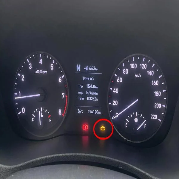 Vì sao một số ô tô đổ xăng E10 nổi đèn "cá vàng" ?