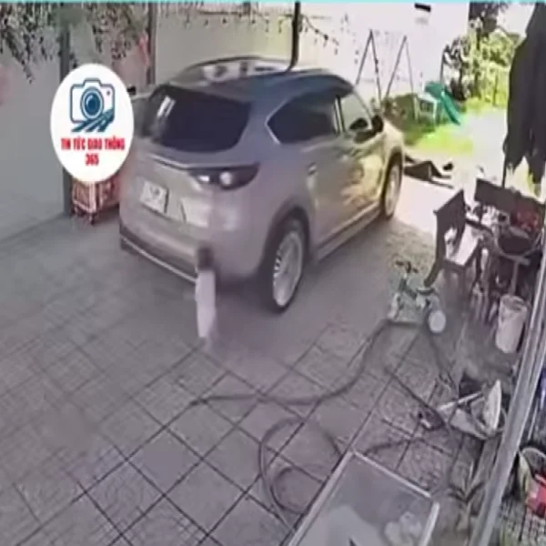 Bố ra sân lùi xe ô tô, vô tình cán qua người con gái nhỏ đang chơi ngoài sân
