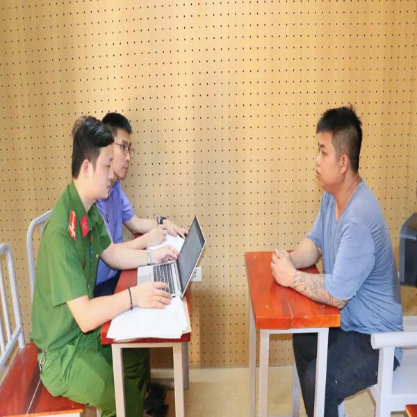 Bắt tạm giam 2 người đàn ông quay lén quá trình làm việc của CSGT để tống tiền