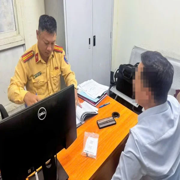Hà Nội: Gắn 2 biển số khác nhau để "né" phạt nguội, Tài xế ô tô bị xử phạt 23 triệu đồng, trừ 10 điểm giấy phép lái xe