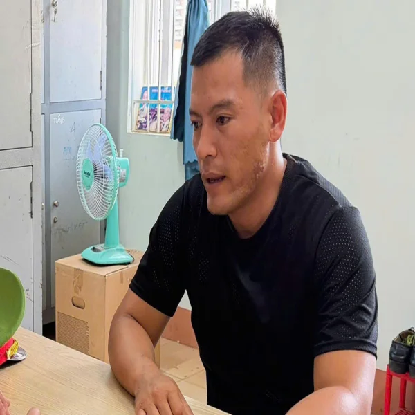 Đào Minh Thuận, 36 tuổi, bị tạm giữ hình sự sau khi lái xe máy đuổi theo rồi đạp ngã chồng cũ của bạn gái