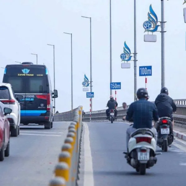 Hà Nội: Tháo dỡ các biển khoảng cách vừa lắp trên cầu Nhật Tân