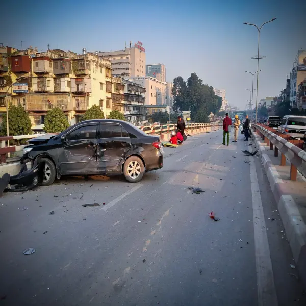 Nữ tài xế ô tô gây tai nạn liên hoàn trên cầu vượt, 1 người tử vong