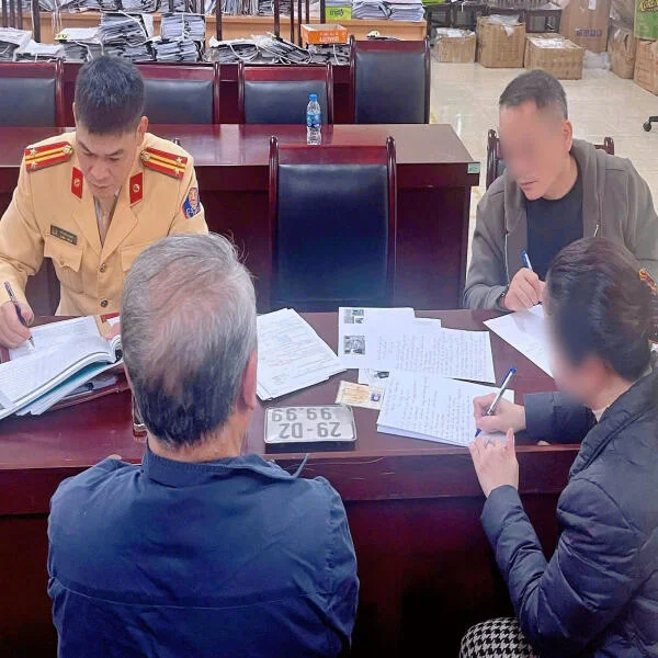 Công an hoàn tất xác minh vụ 2 xe SH trùng biển số tứ quý 9999 "song hành" trên phố