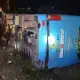 Xe khách lật nghiêng, hàng chục người phá cửa thoát thân