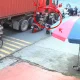Người đàn ông đứng trên vỉa hè bất ngờ lao vào xe container, tử vong tại chỗ