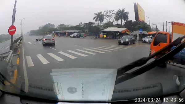 Đèn tín hiệu giao thông hỏng, Ô tô con gây tai nạn giao thông tại ngã tư Phố Nối Hưng Yên
