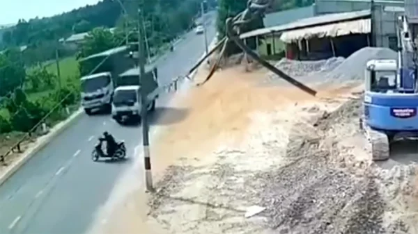 Xe tải vượt ẩu, đâm thẳng vào người đi xe máy khiến nạn nhân tử vong
