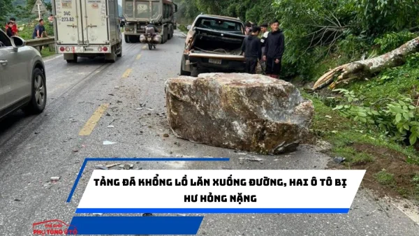 Tảng đá khổng lồ lăn xuống đường, hai ô tô bị hư hỏng nặng