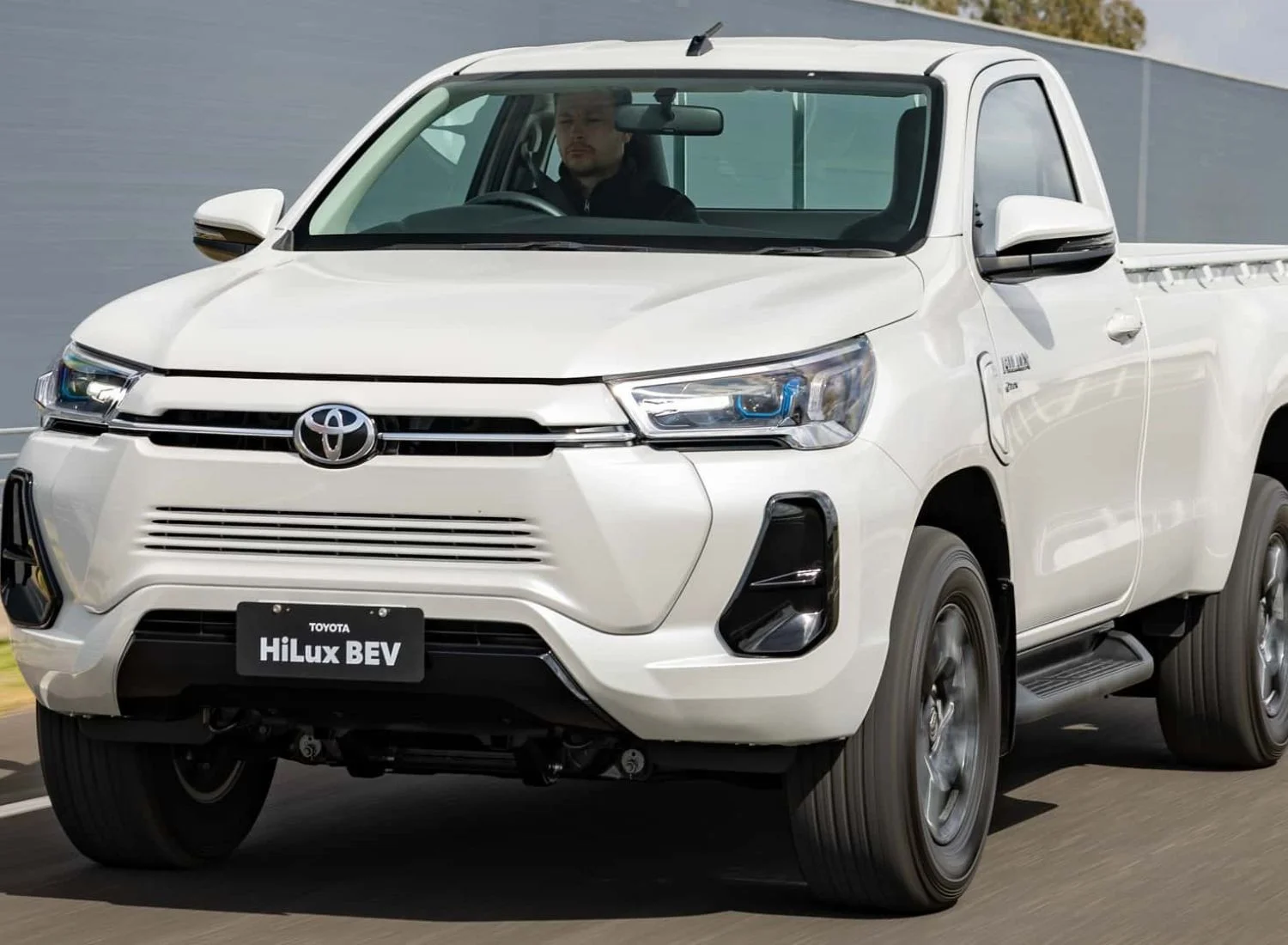 Toyota Hilux chạy điện